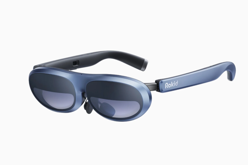 Man sieht die Rokid Smart Glasses.